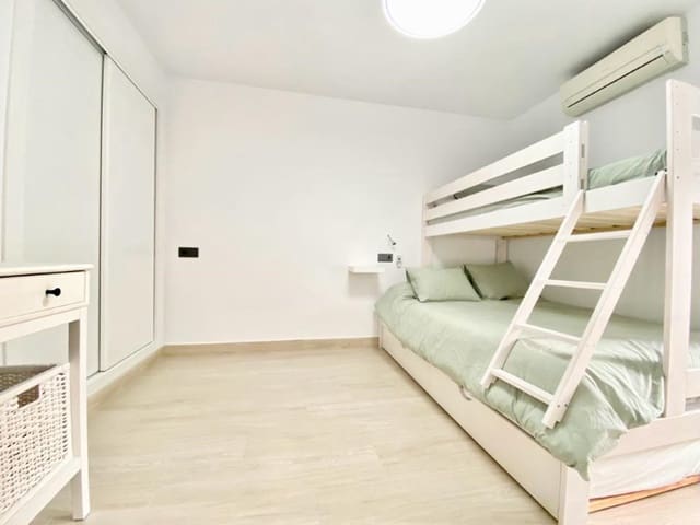 1 slaapkamer Flat te huur in Torre del Mar, Vélez-Málaga met zwembad garage - € 750 (Ref: 10042679)