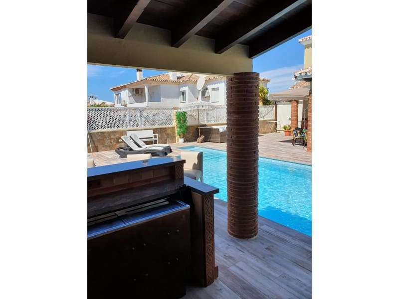 3 soveværelse Villa til salg i Torre del Mar med swimmingpool garage - € 630.000 (Ref: 7078784)