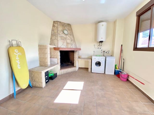 4 bedroom Flat for sale in Alhama de Granada with garage - € 110,000 (Ref: 7784209)