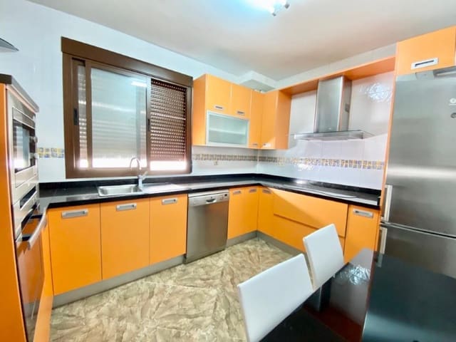 4 bedroom Flat for sale in Alhama de Granada with garage - € 110,000 (Ref: 7784209)