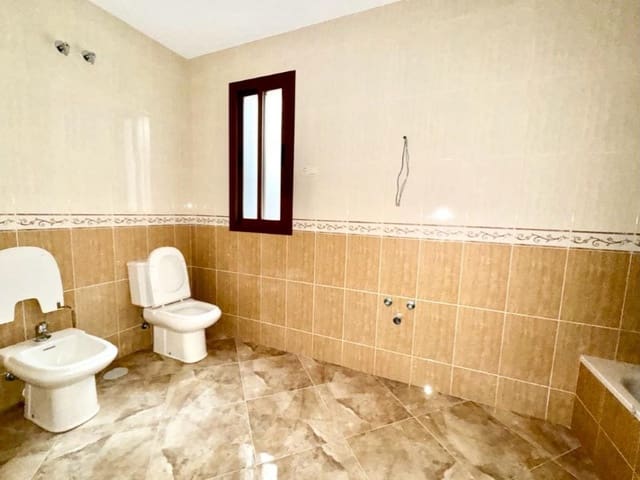 4 bedroom Flat for sale in Alhama de Granada with garage - € 120,000 (Ref: 7901431)