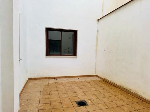 4 bedroom Flat for sale in Alhama de Granada with garage - € 120,000 (Ref: 7901431)