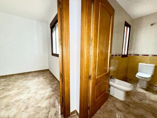 4 bedroom Flat for sale in Alhama de Granada with garage - € 115,000 (Ref: 7901432)