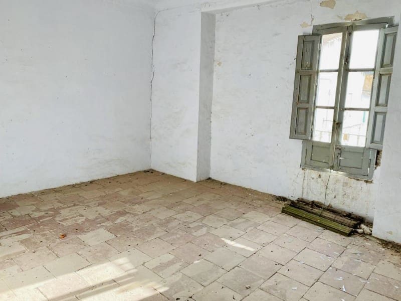 5 soveværelse Byhus til salg i Cacin med garage - € 49.000 (Ref: 830863)