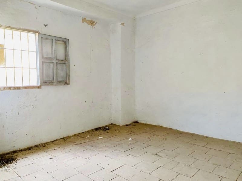 5 soveværelse Byhus til salg i Cacin med garage - € 49.000 (Ref: 830863)