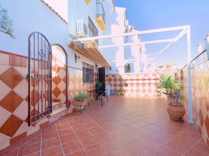 Chalet de 3 habitaciones en Torre del Mar en venta con piscina garaje - 410.000 € (Ref: 8495225)