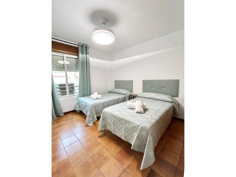 Piso de 2 habitaciones en Torrox-Costa en alquiler con piscina - 750 € (Ref: 9368864)