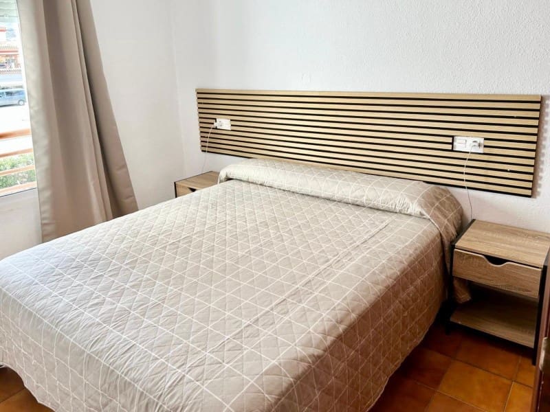 Piso de 2 habitaciones en Torrox-Costa en alquiler con piscina - 750 € (Ref: 9368864)