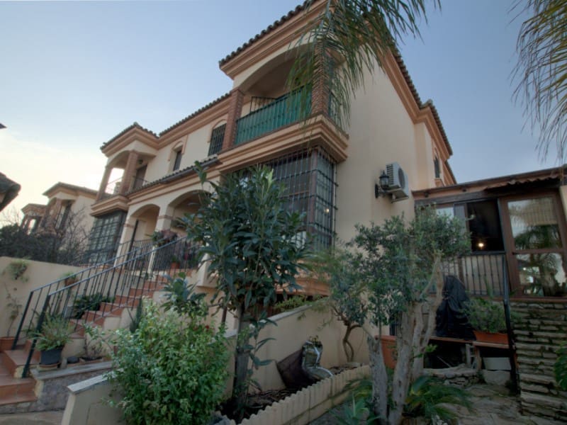 3 quarto Moradia Geminada para venda em Alhaurin de la Torre com piscina garagem - 525 000 € (Ref: 9372081)