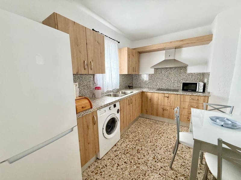 4 bedroom Townhouse for sale in Arenas del Rey with garage - € 145,000 (Ref: 9534012)