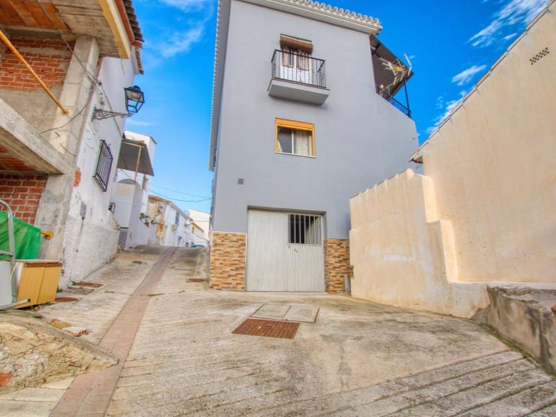 Casa de 3 habitaciones en Benamargosa en venta con garaje - 150.000 € (Ref: 9807842)