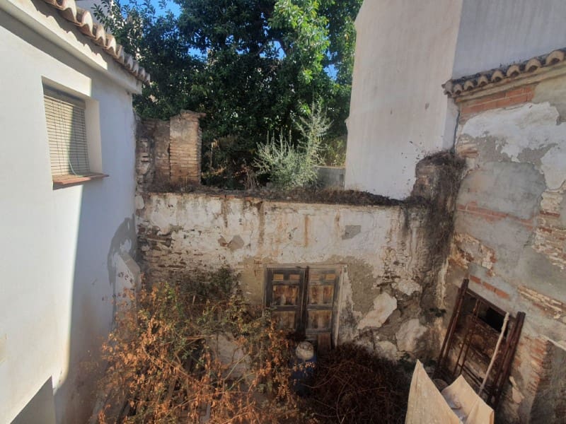 5 bedroom Townhouse for sale in Velez-Malaga - € 225,000 (Ref: 9820218)