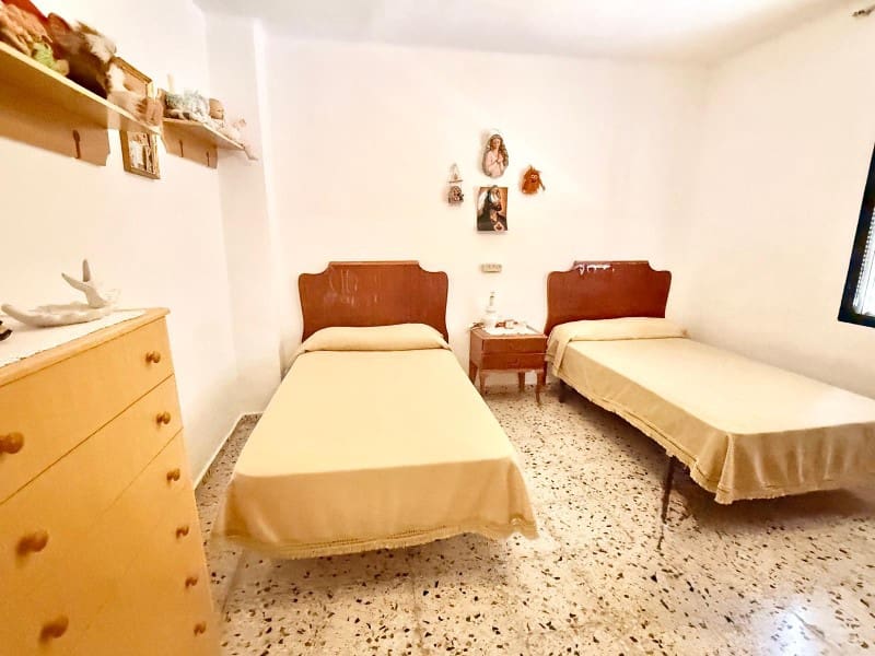 5 bedroom Townhouse for sale in Cacin with garage - € 99,000 (Ref: 9924269)