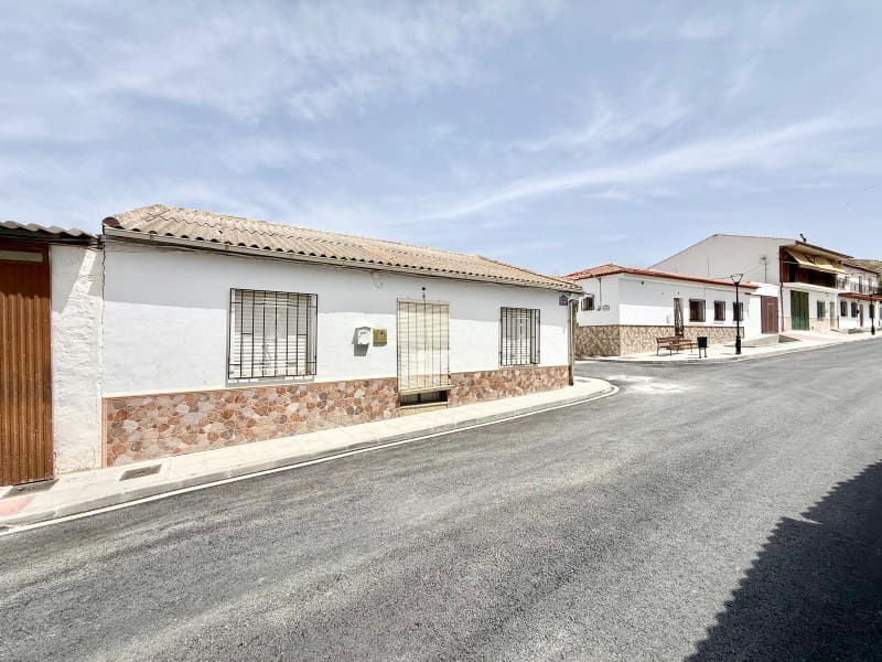 5 bedroom Townhouse for sale in Cacin with garage - € 99,000 (Ref: 9924269)