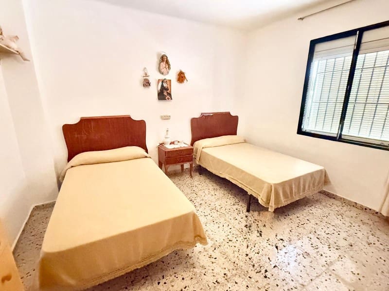 5 bedroom Townhouse for sale in Cacin with garage - € 99,000 (Ref: 9924269)