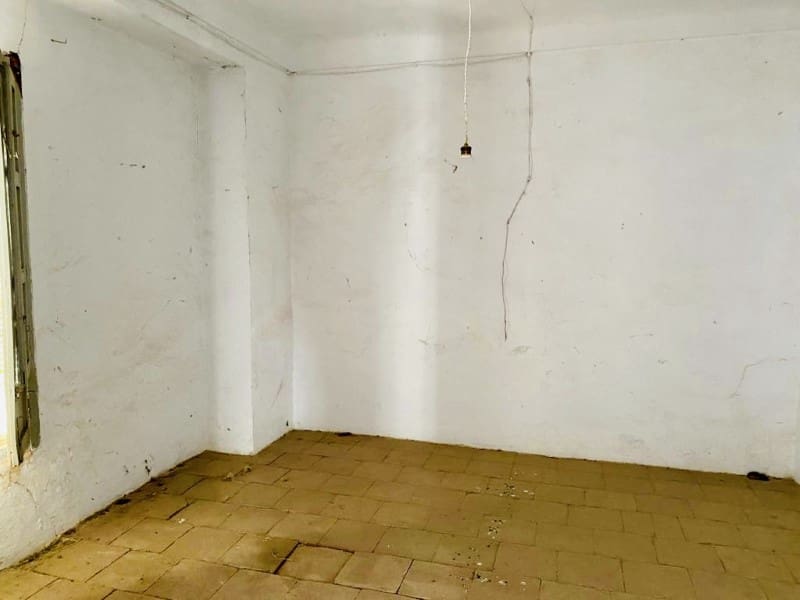 5 bedroom Townhouse for sale in Cacin with garage - € 39,000 (Ref: 9928991)