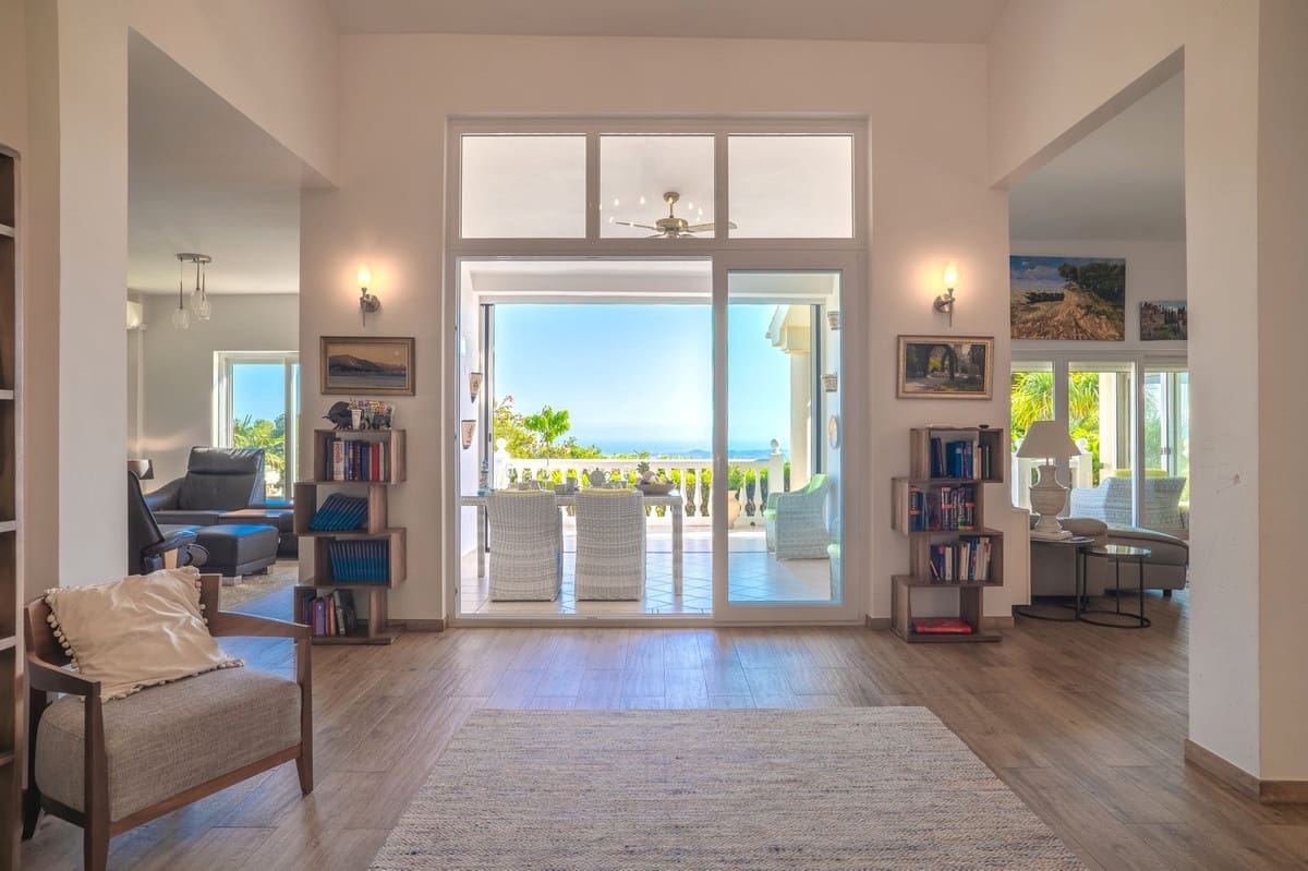 6 bedroom Villa for sale in Mijas with pool garage - € 2,599,000 (Ref: 10035626)