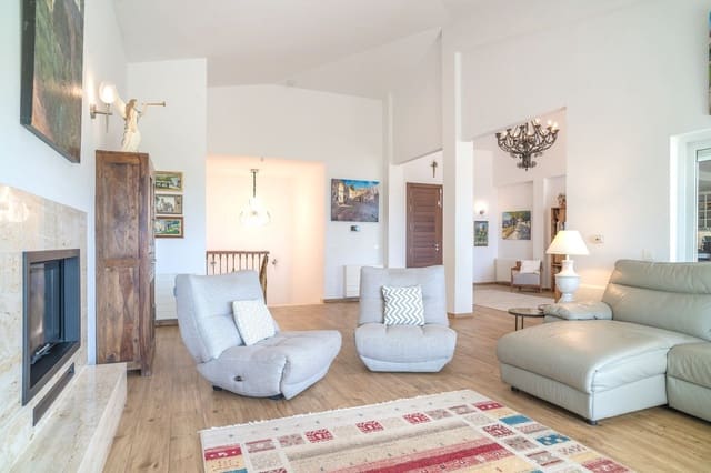 6 bedroom Villa for sale in Mijas with pool garage - € 2,599,000 (Ref: 10035626)