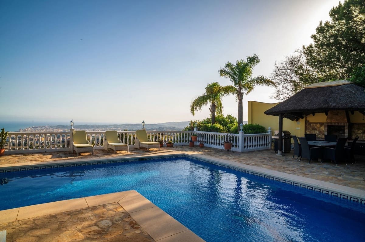 6 bedroom Villa for sale in Mijas with pool garage - € 2,599,000 (Ref: 10035626)
