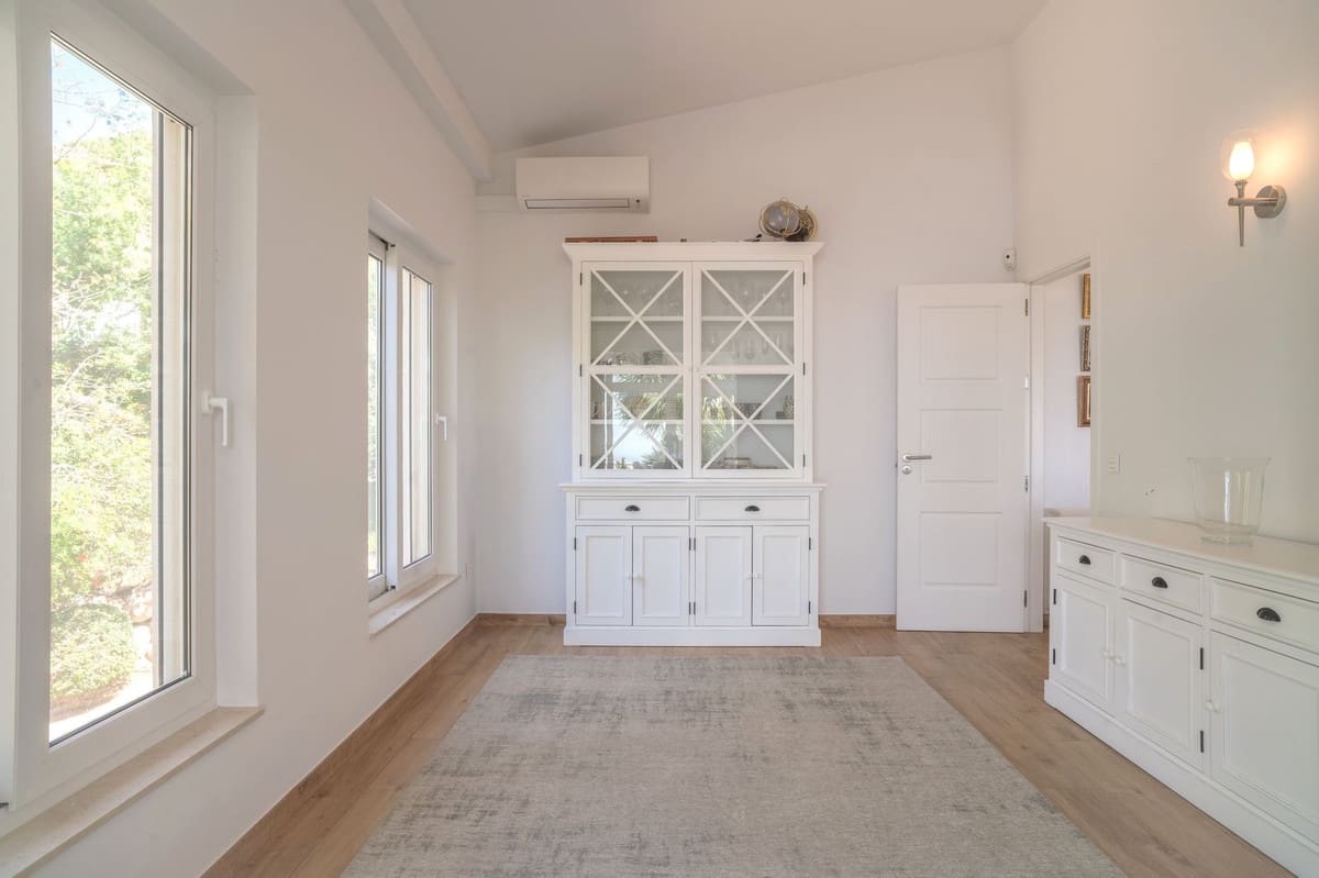 6 bedroom Villa for sale in Mijas with pool garage - € 2,599,000 (Ref: 10035626)