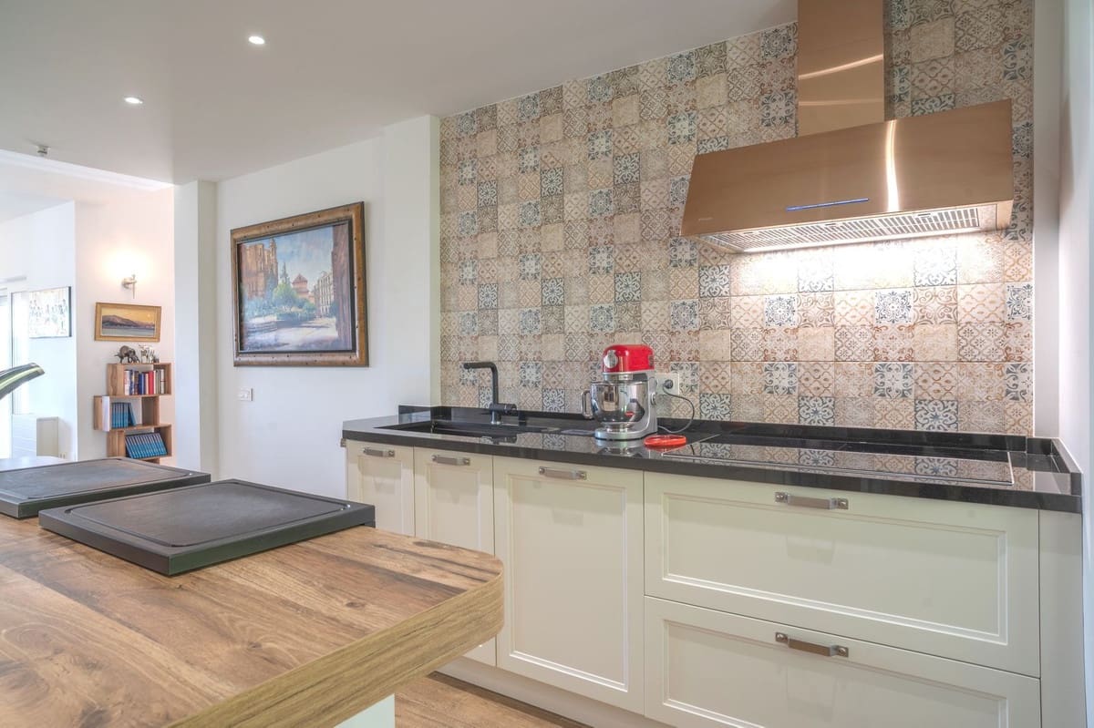 6 bedroom Villa for sale in Mijas with pool garage - € 2,599,000 (Ref: 10035626)