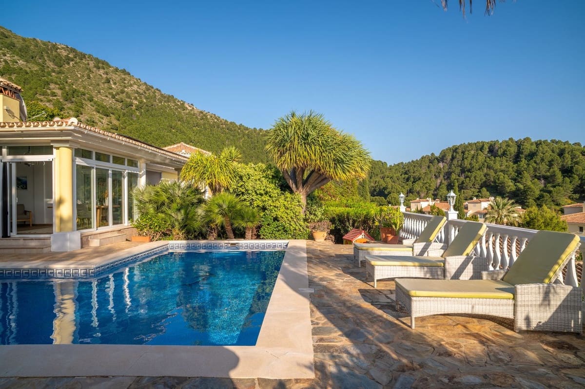 6 bedroom Villa for sale in Mijas with pool garage - € 2,599,000 (Ref: 10035626)
