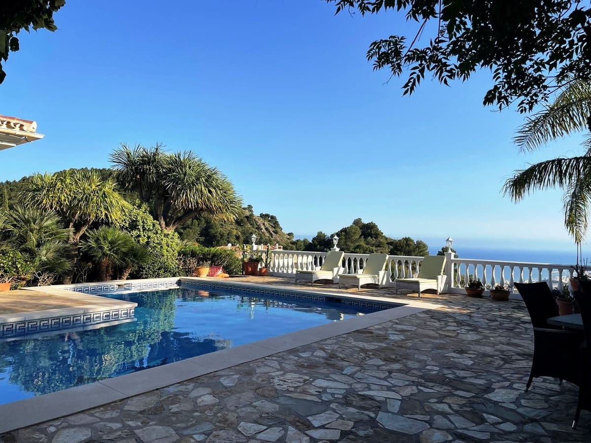 6 bedroom Villa for sale in Mijas with pool garage - € 2,599,000 (Ref: 10035626)