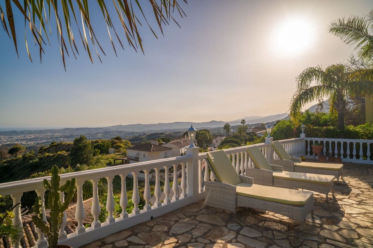 6 bedroom Villa for sale in Mijas with pool garage - € 2,599,000 (Ref: 10035626)