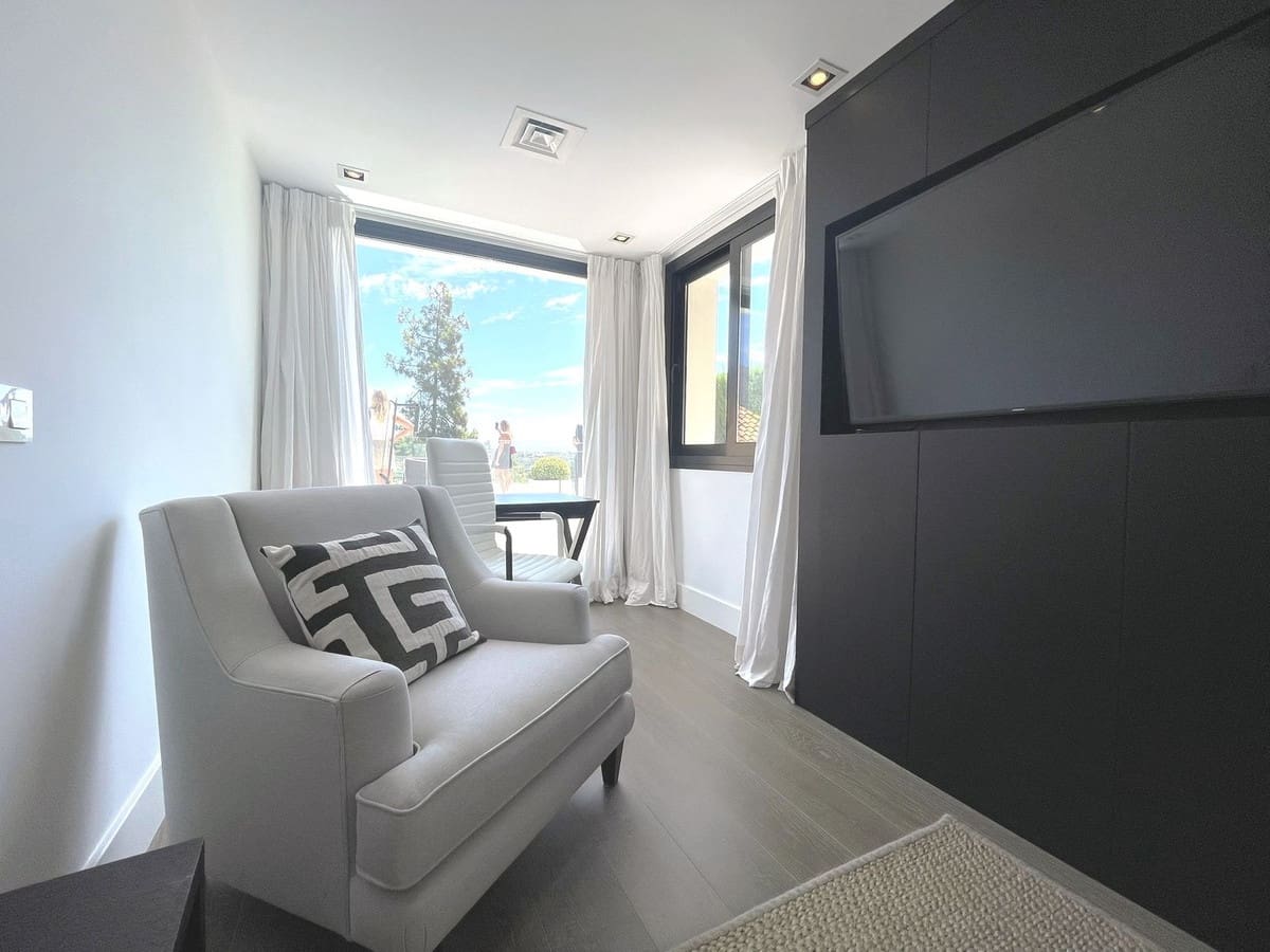 5 bedroom Villa for sale in Nueva Andalucia with pool garage - € 4,495,000 (Ref: 8413558)