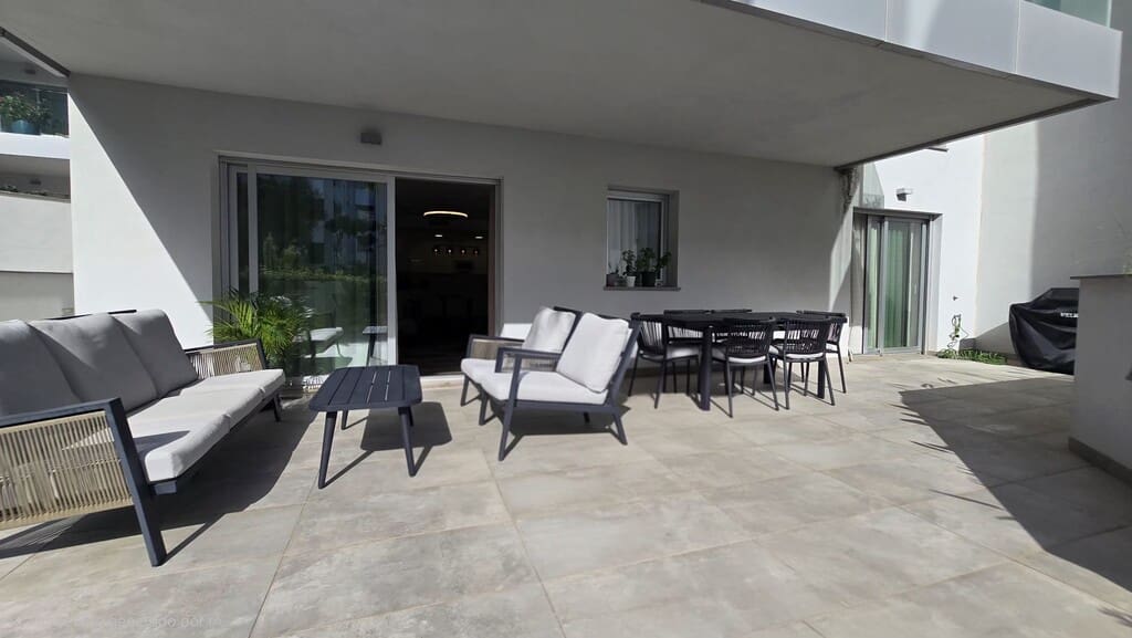 2 soverom Strandleiligheter til salgs i Mijas Costa med svømmebasseng garasje - € 645 000 (Ref: 10085556)