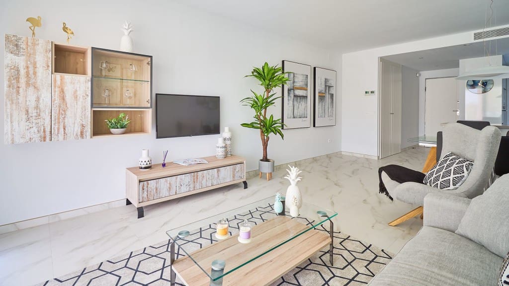 2 bedroom Apartment for sale in Estepona with pool - € 308,000 (Ref: 5350134)