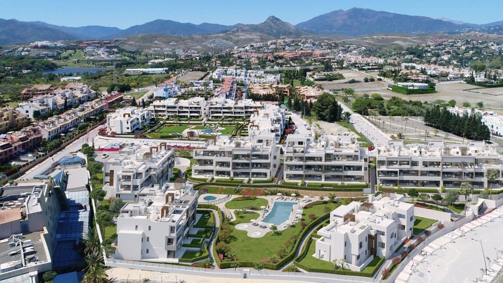 2 bedroom Apartment for sale in Estepona with pool - € 308,000 (Ref: 5350134)