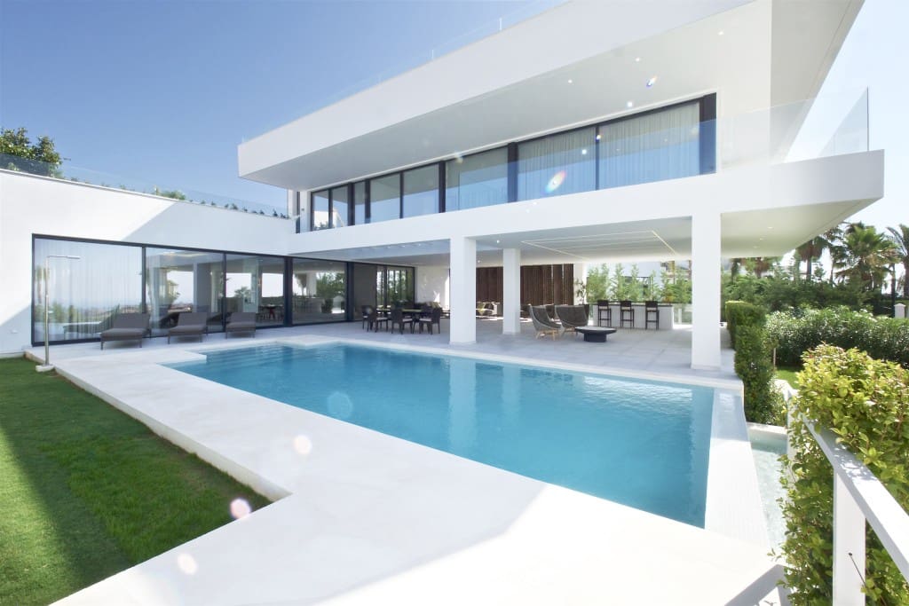 5 bedroom Villa for sale in Benahavis with pool - € 2,000,000 (Ref: 8911595)