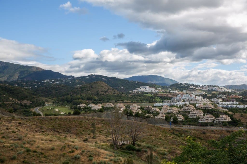 5 bedroom Villa for sale in Benahavis with pool - € 2,000,000 (Ref: 8911595)