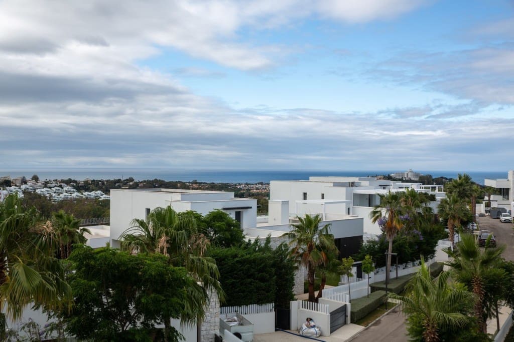 5 bedroom Villa for sale in Benahavis with pool - € 2,000,000 (Ref: 8911595)