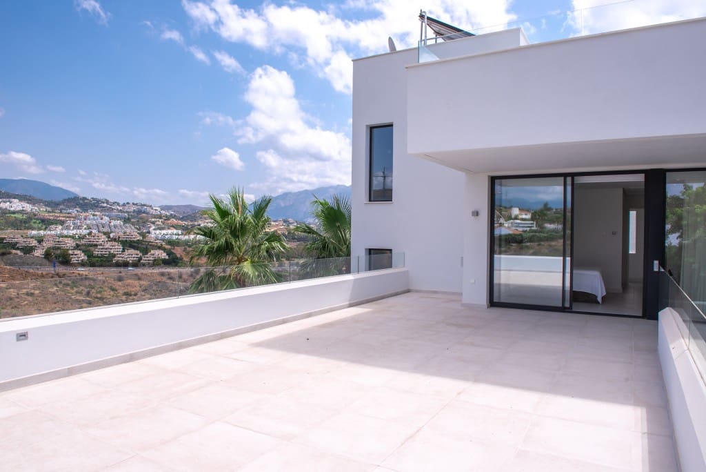 5 bedroom Villa for sale in Benahavis with pool - € 2,000,000 (Ref: 8911595)