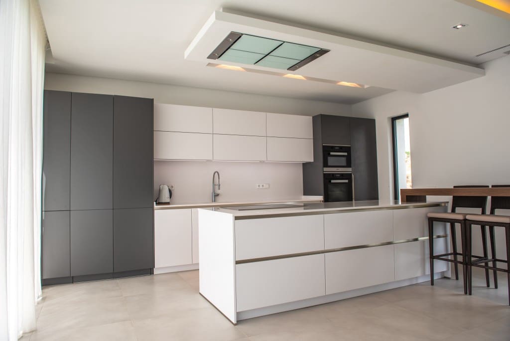 5 bedroom Villa for sale in Benahavis with pool - € 2,000,000 (Ref: 8911595)