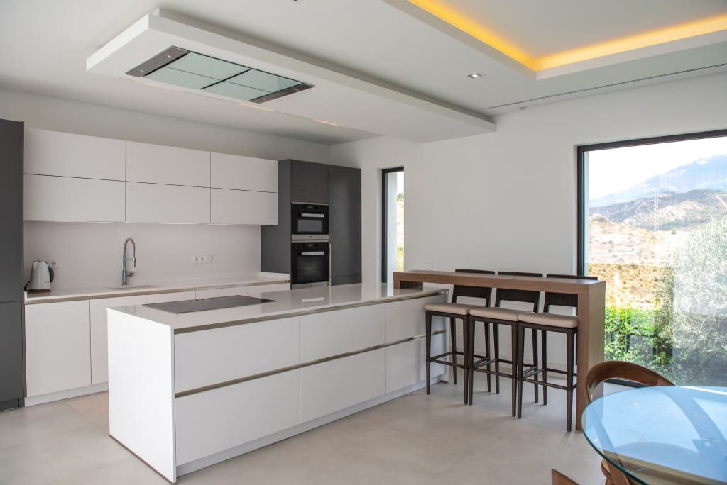 5 bedroom Villa for sale in Benahavis with pool - € 2,000,000 (Ref: 8911595)