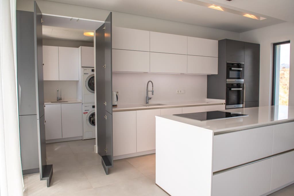 5 bedroom Villa for sale in Benahavis with pool - € 2,000,000 (Ref: 8911595)