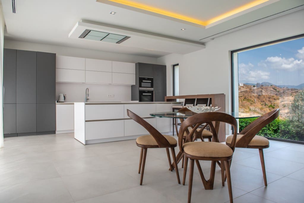 5 bedroom Villa for sale in Benahavis with pool - € 2,000,000 (Ref: 8911595)