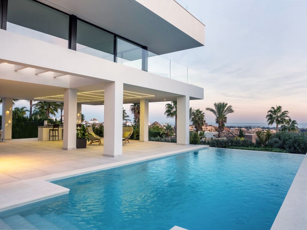 5 bedroom Villa for sale in Benahavis with pool - € 2,000,000 (Ref: 8911595)