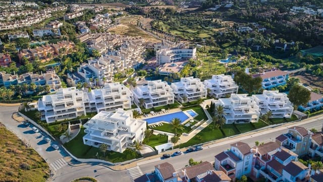 2 bedroom Apartment for sale in Estepona with pool - € 330,000 (Ref: 8911618)