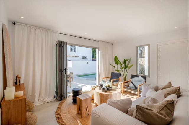 Chalet de 4 habitaciones en San Pedro de Alcantara, Marbella en venta con piscina - 1.095.000 € (Ref: 8911623)