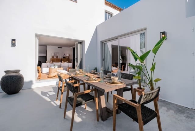 Chalet de 4 habitaciones en San Pedro de Alcantara, Marbella en venta con piscina - 1.095.000 € (Ref: 8911623)