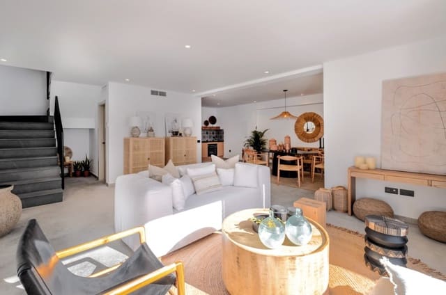 Chalet de 4 habitaciones en San Pedro de Alcantara, Marbella en venta con piscina - 1.095.000 € (Ref: 8911623)