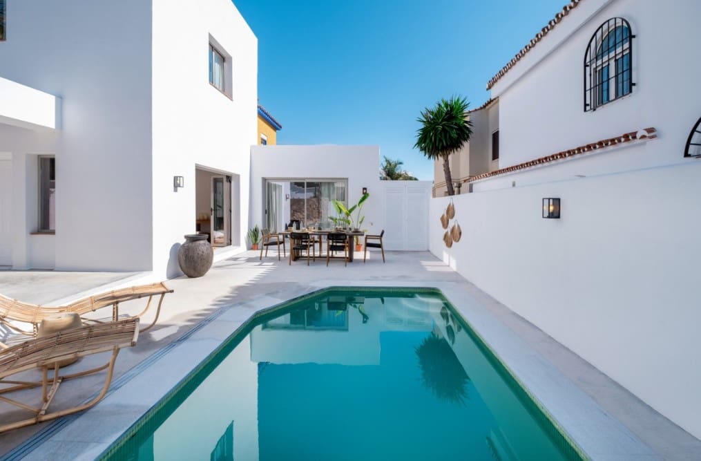 Chalet de 4 habitaciones en San Pedro de Alcantara en venta con piscina - 1.095.000 € (Ref: 8911623)