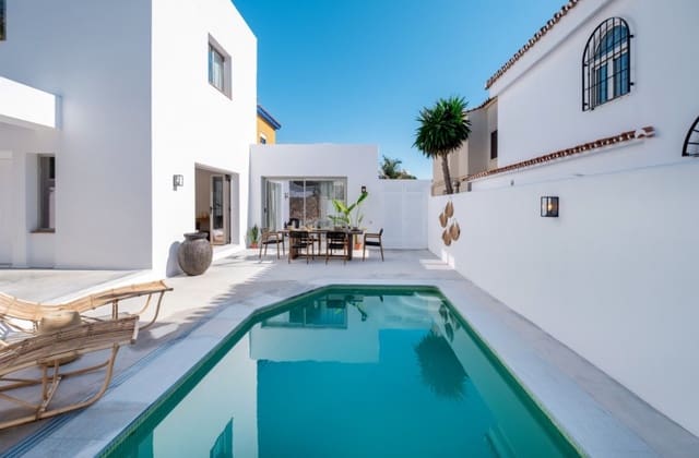 Chalet de 4 habitaciones en San Pedro de Alcantara, Marbella en venta con piscina - 1.095.000 € (Ref: 8911623)