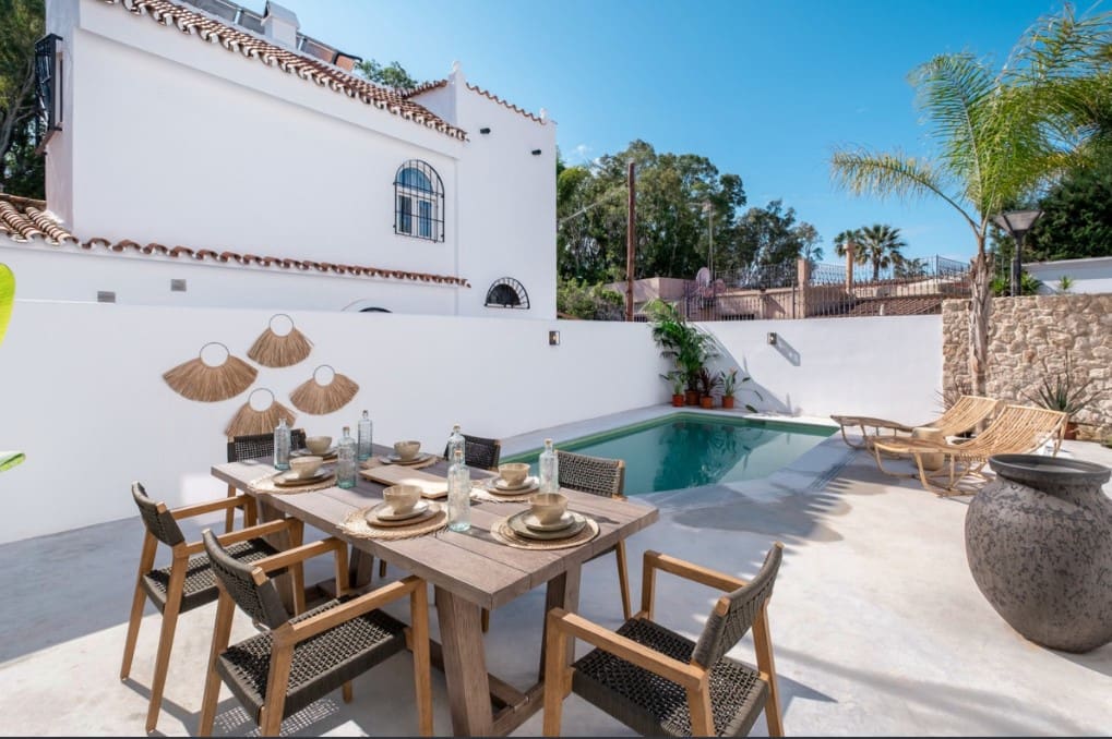 Chalet de 4 habitaciones en San Pedro de Alcantara en venta con piscina - 1.095.000 € (Ref: 8911623)