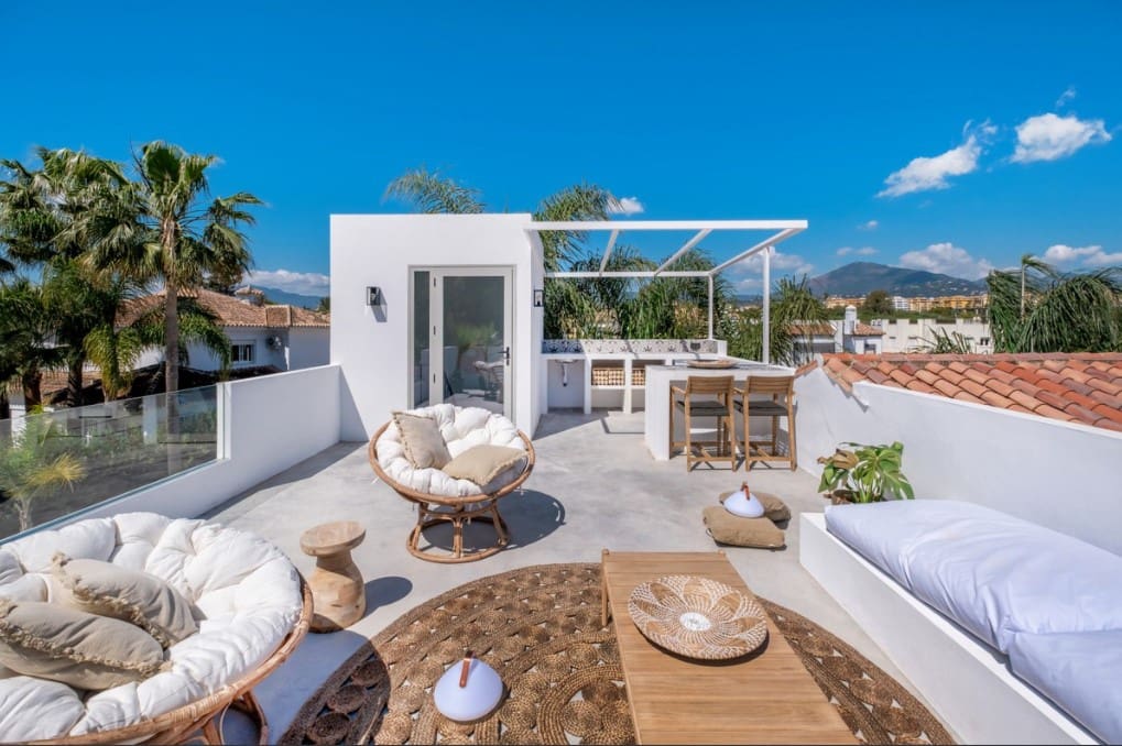 Chalet de 4 habitaciones en San Pedro de Alcantara en venta con piscina - 1.095.000 € (Ref: 8911623)