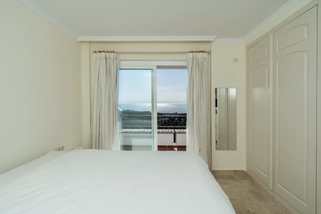 2 bedroom Apartment for sale in Calahonda with pool - € 299,000 (Ref: 8911639)